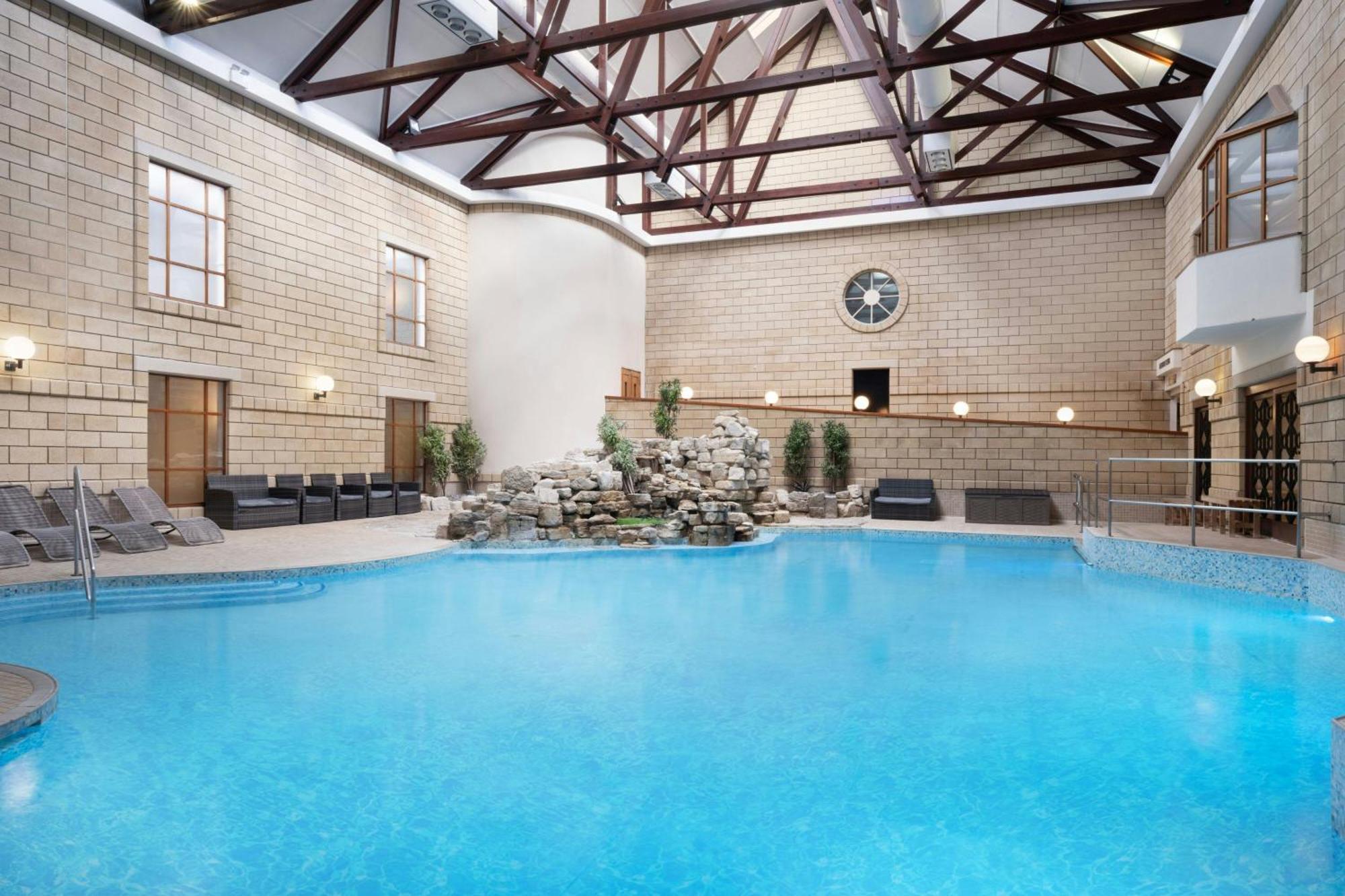 Delta Hotels By Marriott Tudor Park Country Club Maidstone Exterior foto